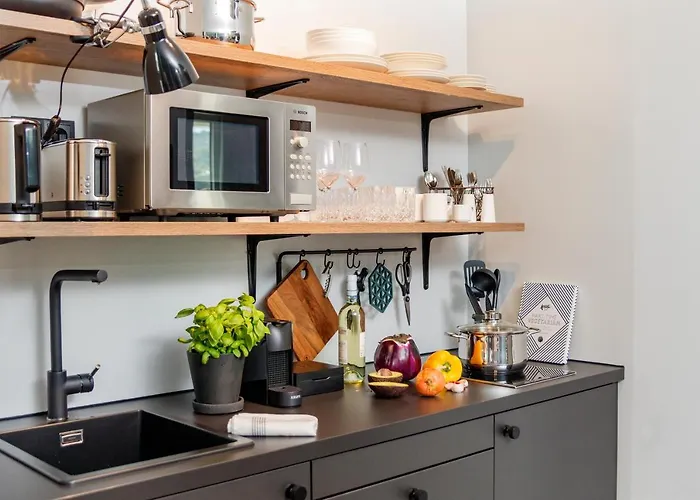Black F House - Serviced Apartments